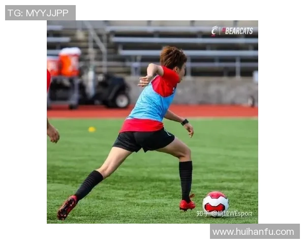 本子上记录的足球明星故事与他们的辉煌成就与人生轨迹